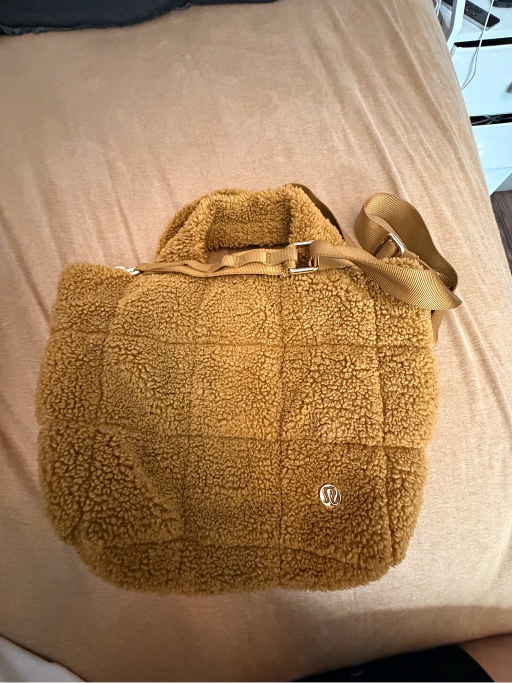 lululemon athletica Teddy Sherpa Shoulder Tote in Camel Brown